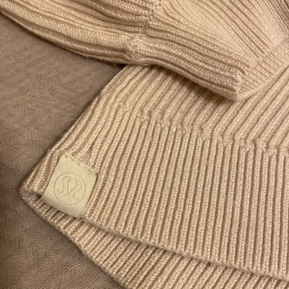 LULULEMON ATHLETICA Cream Cropped Sweater. Size 10